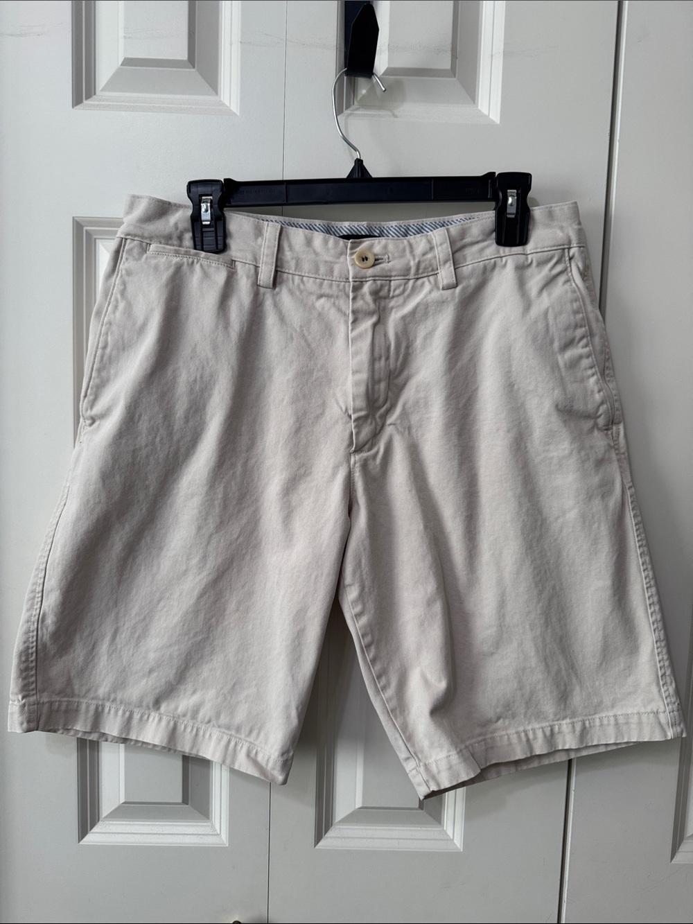 Banana Republic Men's Flat Front Chino Shorts in Light Khaki